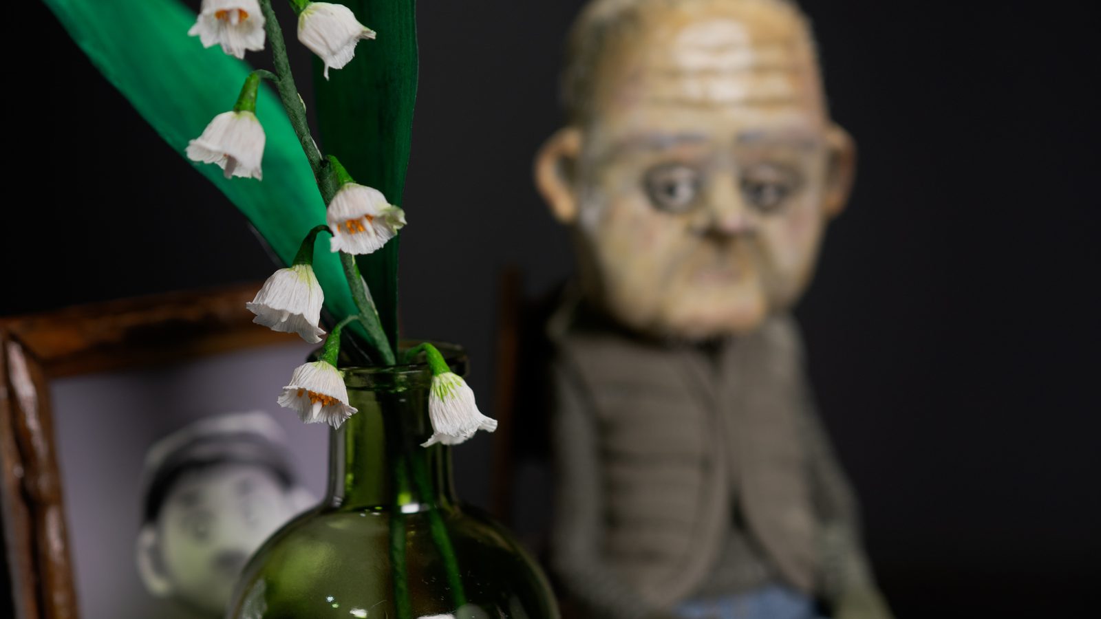 A Man Who Takes Pictures of Flowers 2